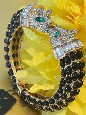 Crystal Pavé Bow Black Beaded Bracelet with Emerald Accents